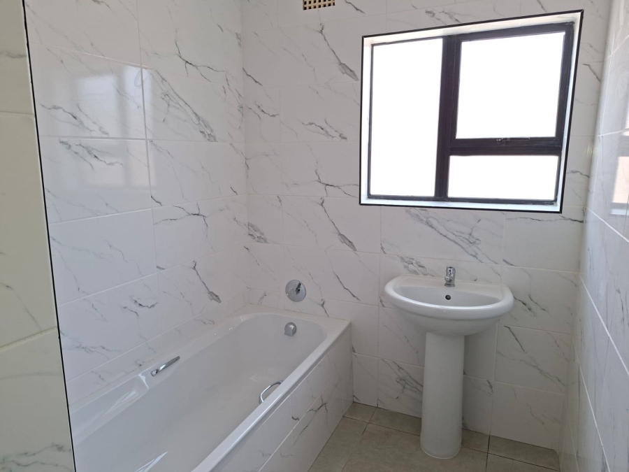 To Let 4 Bedroom Property for Rent in Louwville Western Cape